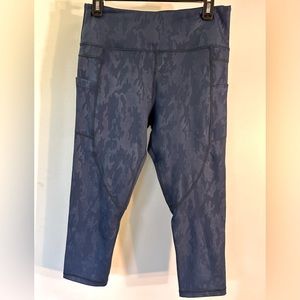 Zyia Blue Camo Leggings w Pockets. Capri length. Size 12